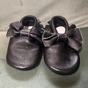 *SOLD* GENTLY Used Toddler Girl Black Leather Moccasins with Bow size 5